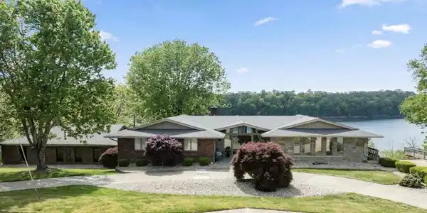 275 Lakeview Drive