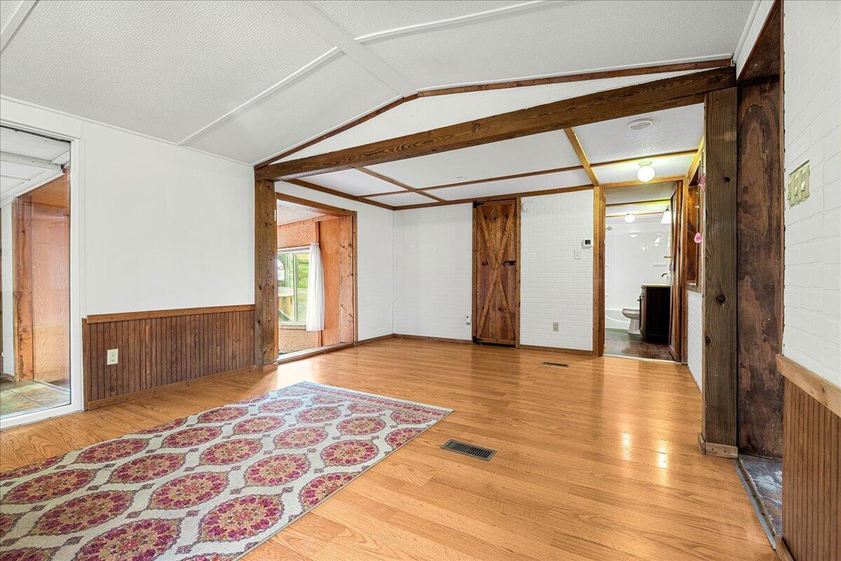 Image 4: 09-Living Room