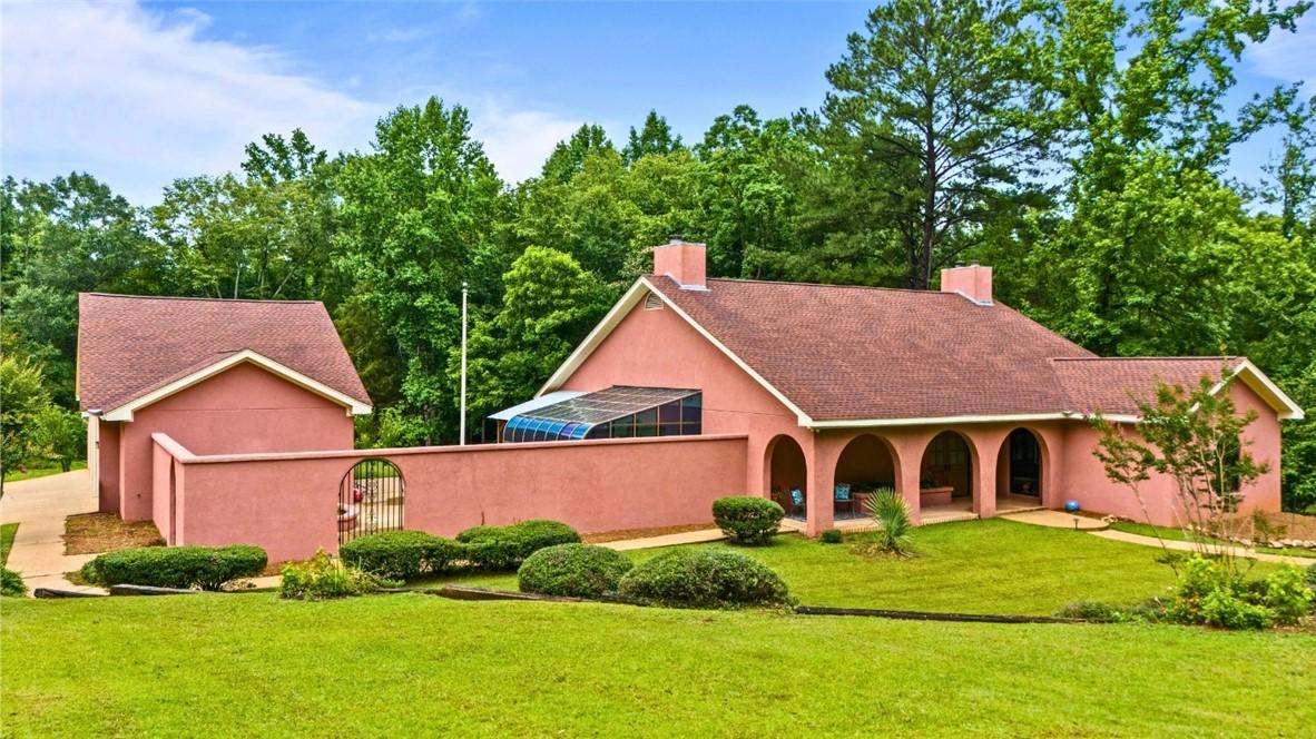 Image 1: Sprawling property on a gorgeous lot consisting of