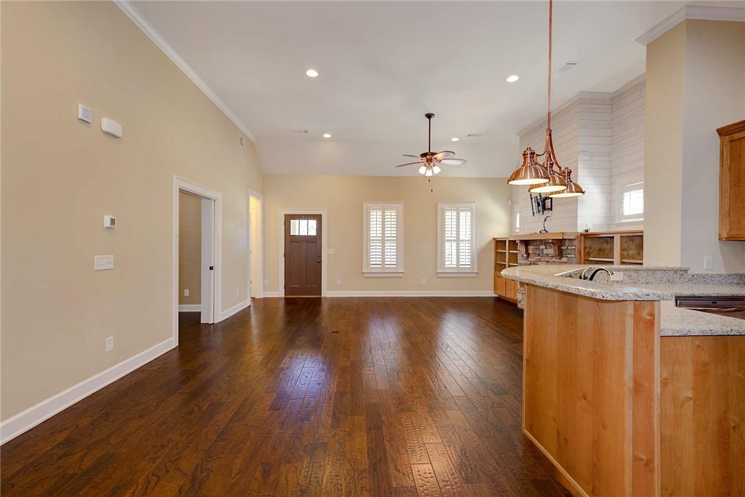 Image 4: Open living area and kitchen