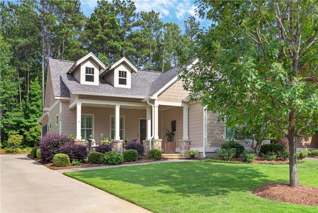 Image 2: A welcoming fa&ccedil;ade boasts a covered front porch, d