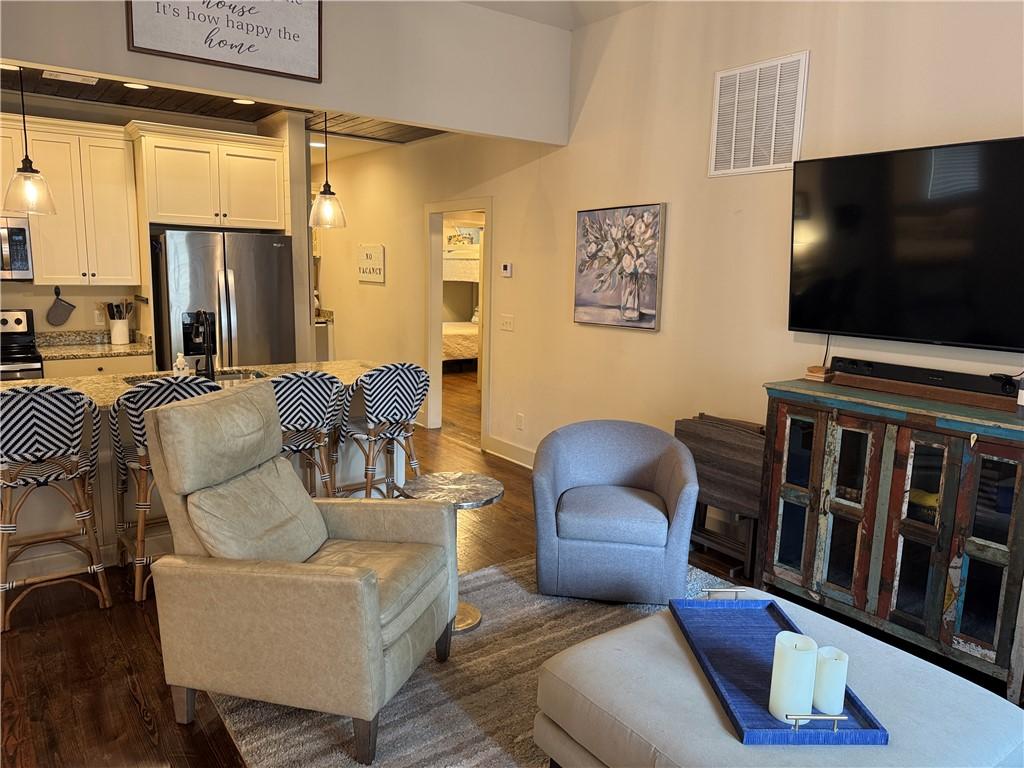 Image 4: Living Room