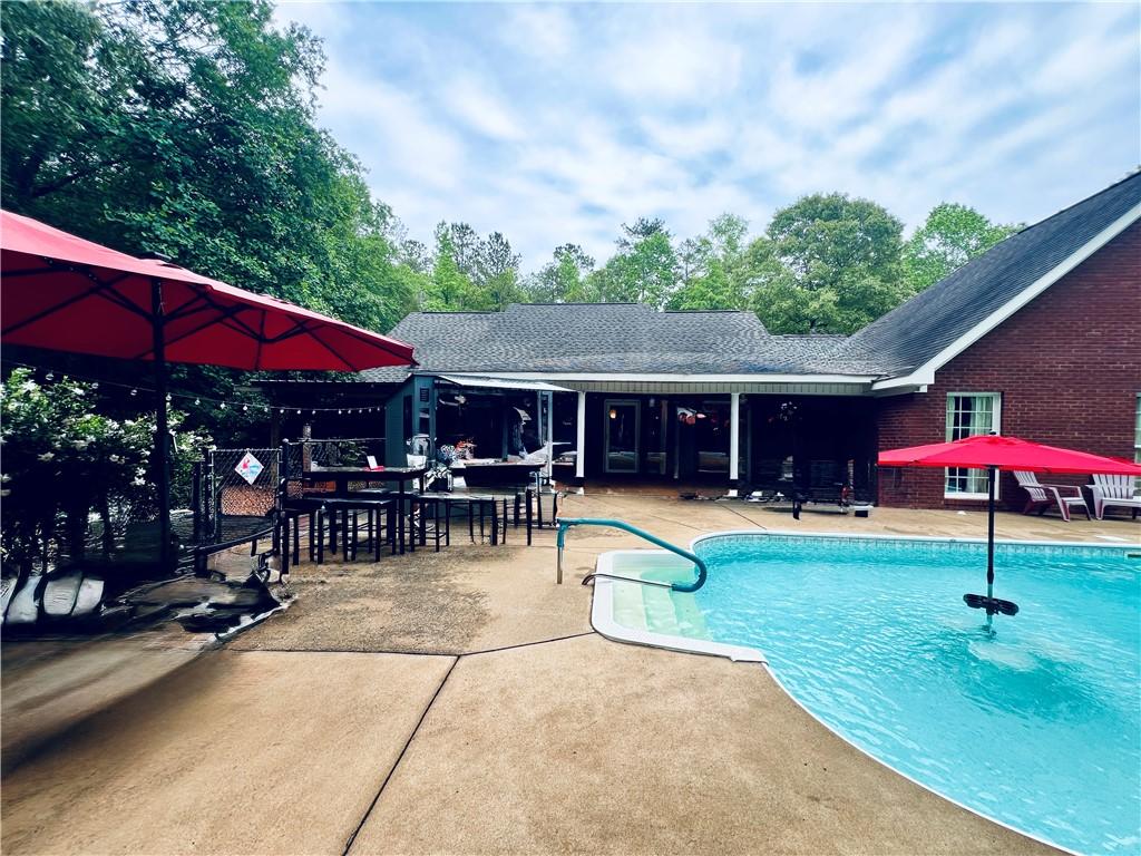 Image 3: Outdoor Entertaining Area