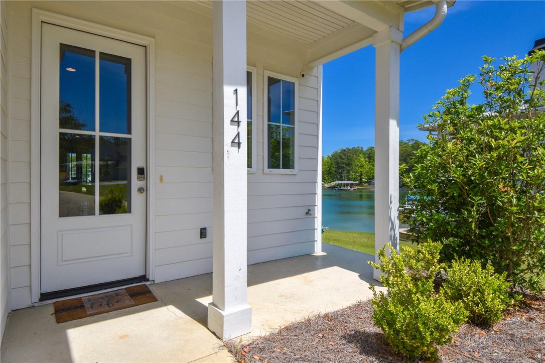 Image 4: This charming lakeside dwelling features an inviti