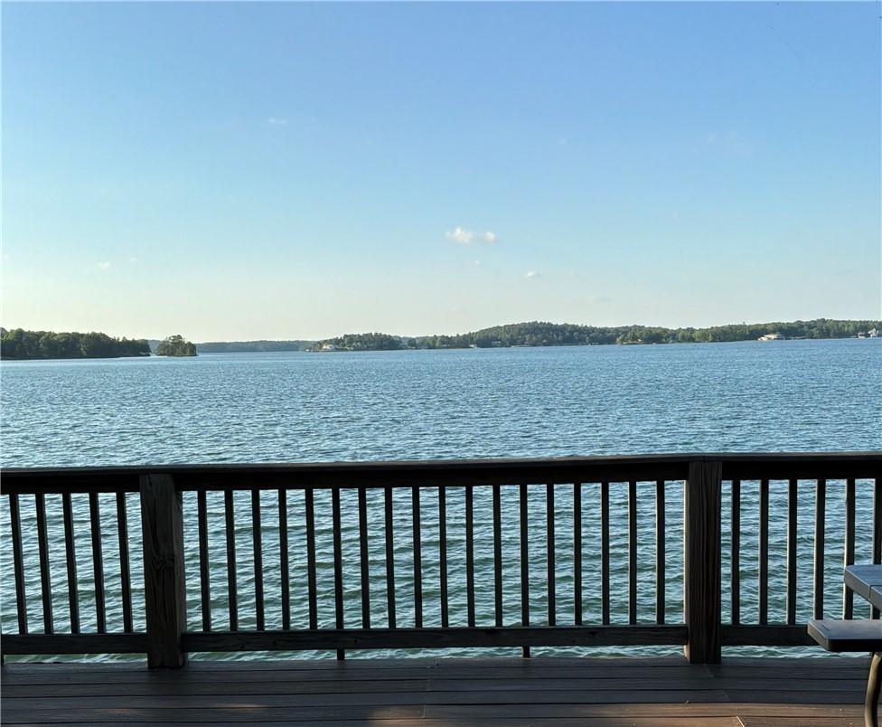 Image 4: This tranquil waterfront retreat offers unparallel