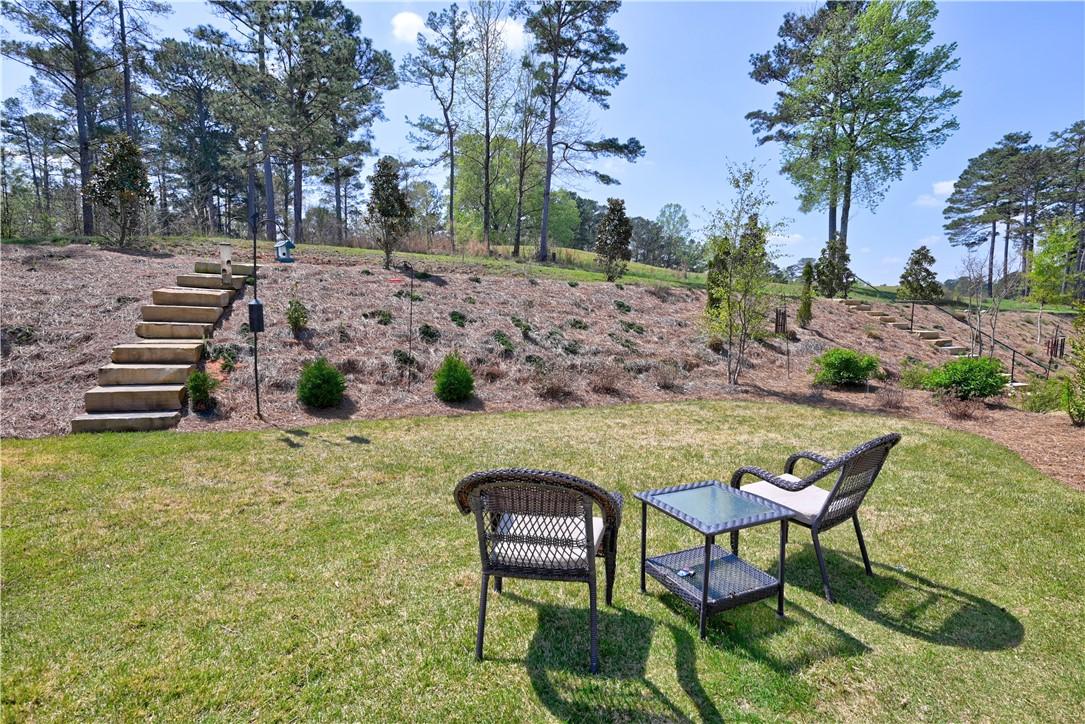 Image 4: Beautifully manicured landscaping all throughout!