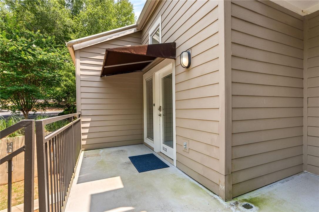 Image 4: A welcoming entry patio provides an inviting trans