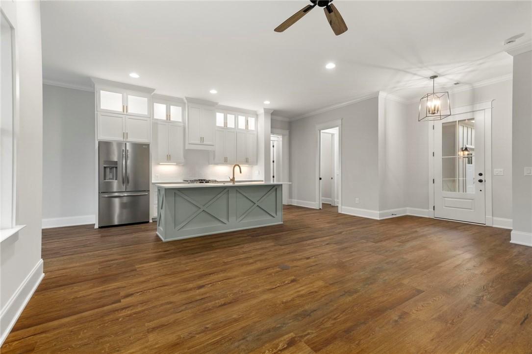 Image 4: Kitchen
