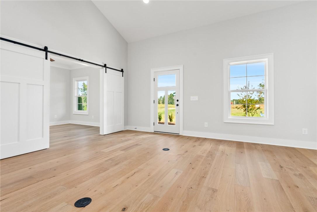 Image 4: Living/Entryway