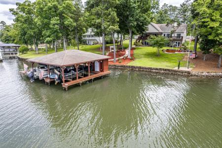 3690 LAKECREST DRIVE