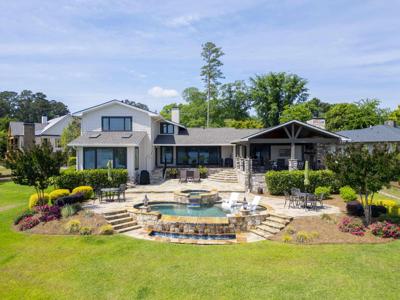 109 NE LAKEVIEW COURT
