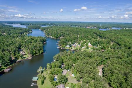 944 LAKEVIEW DRIVE