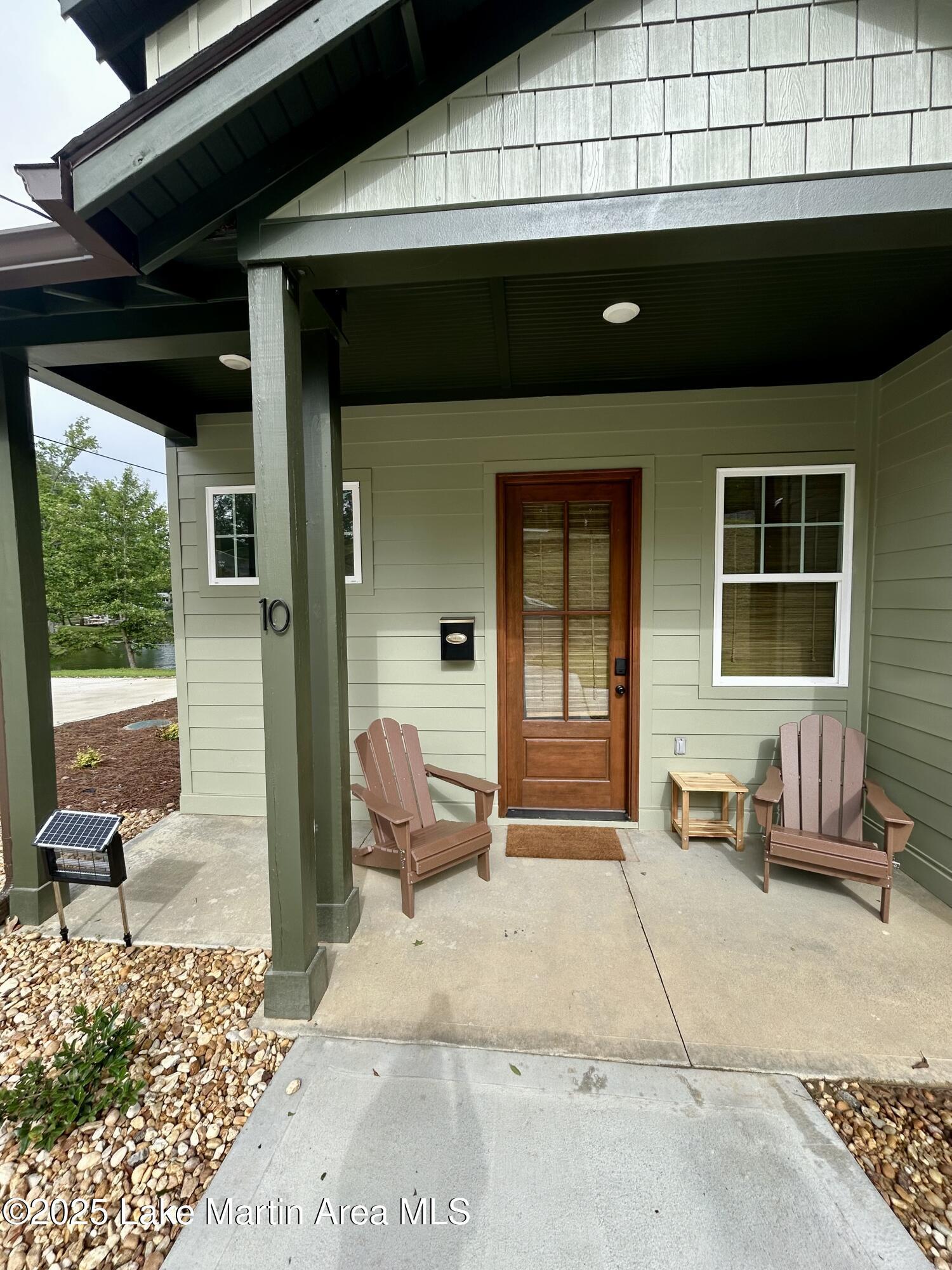 Image 2: Front of Villa