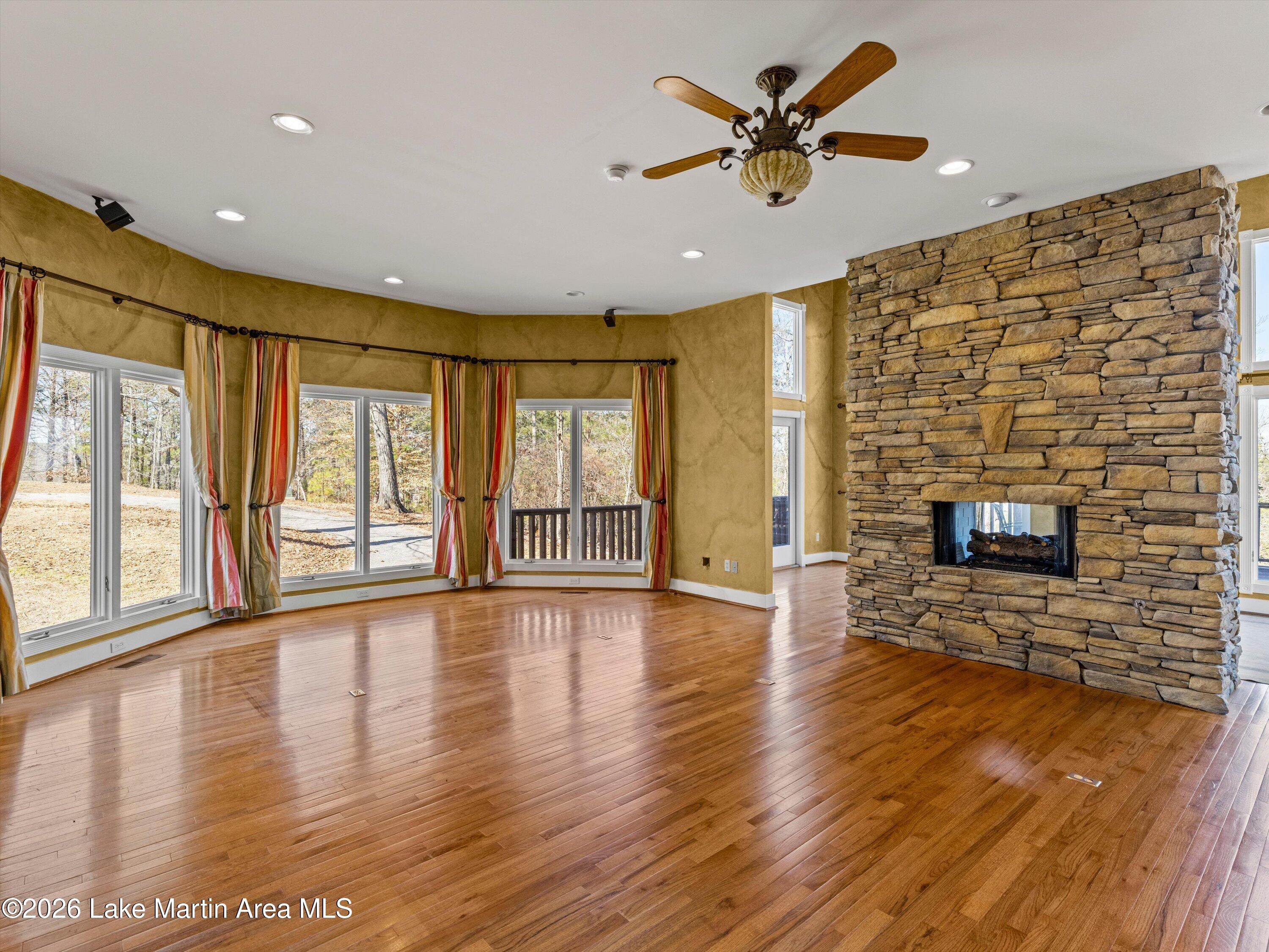 Image 4: Living Room