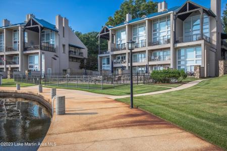 100 - 303 Harbor Pl