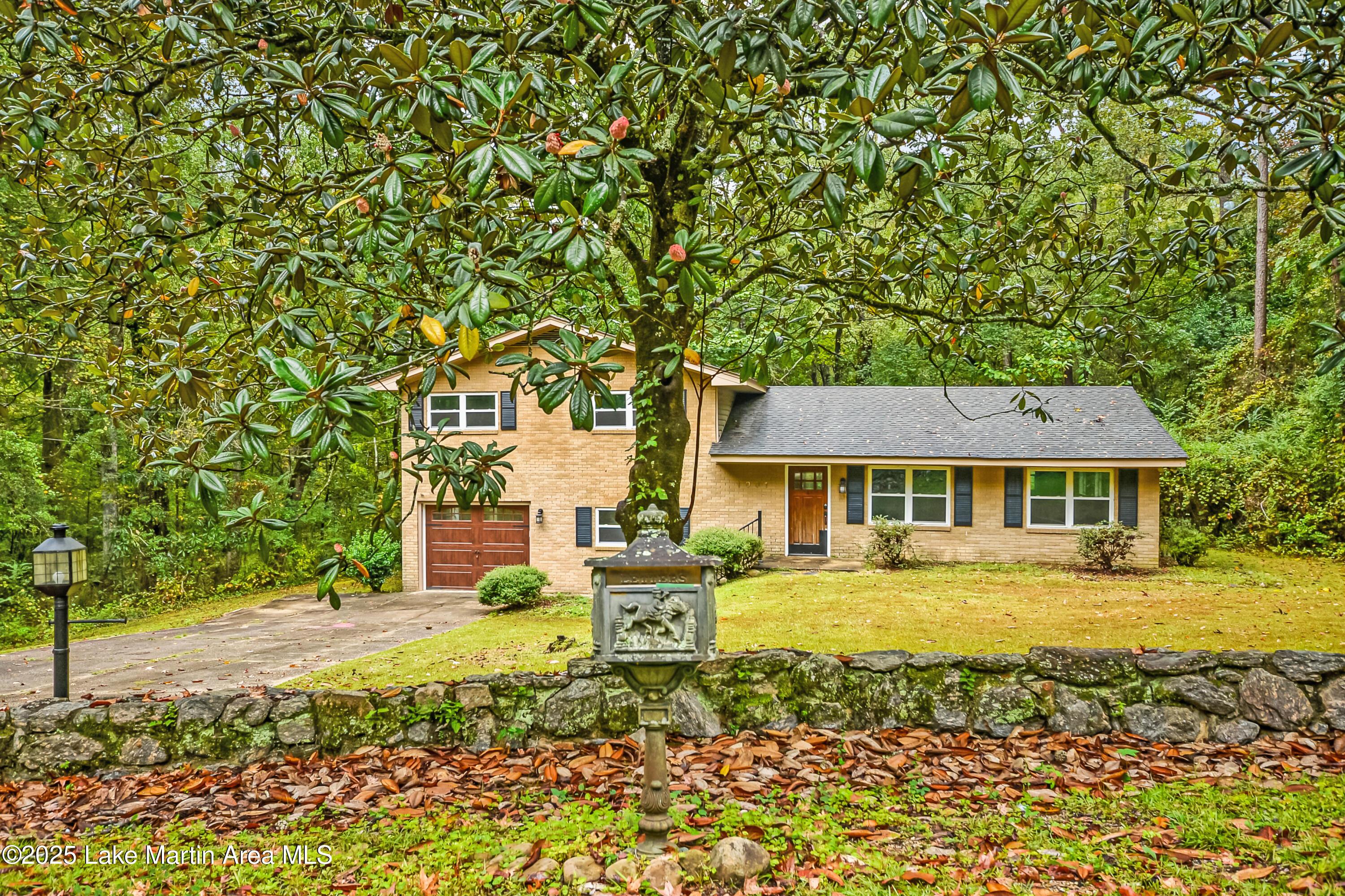 Image 2: 1001BurtonRd-003