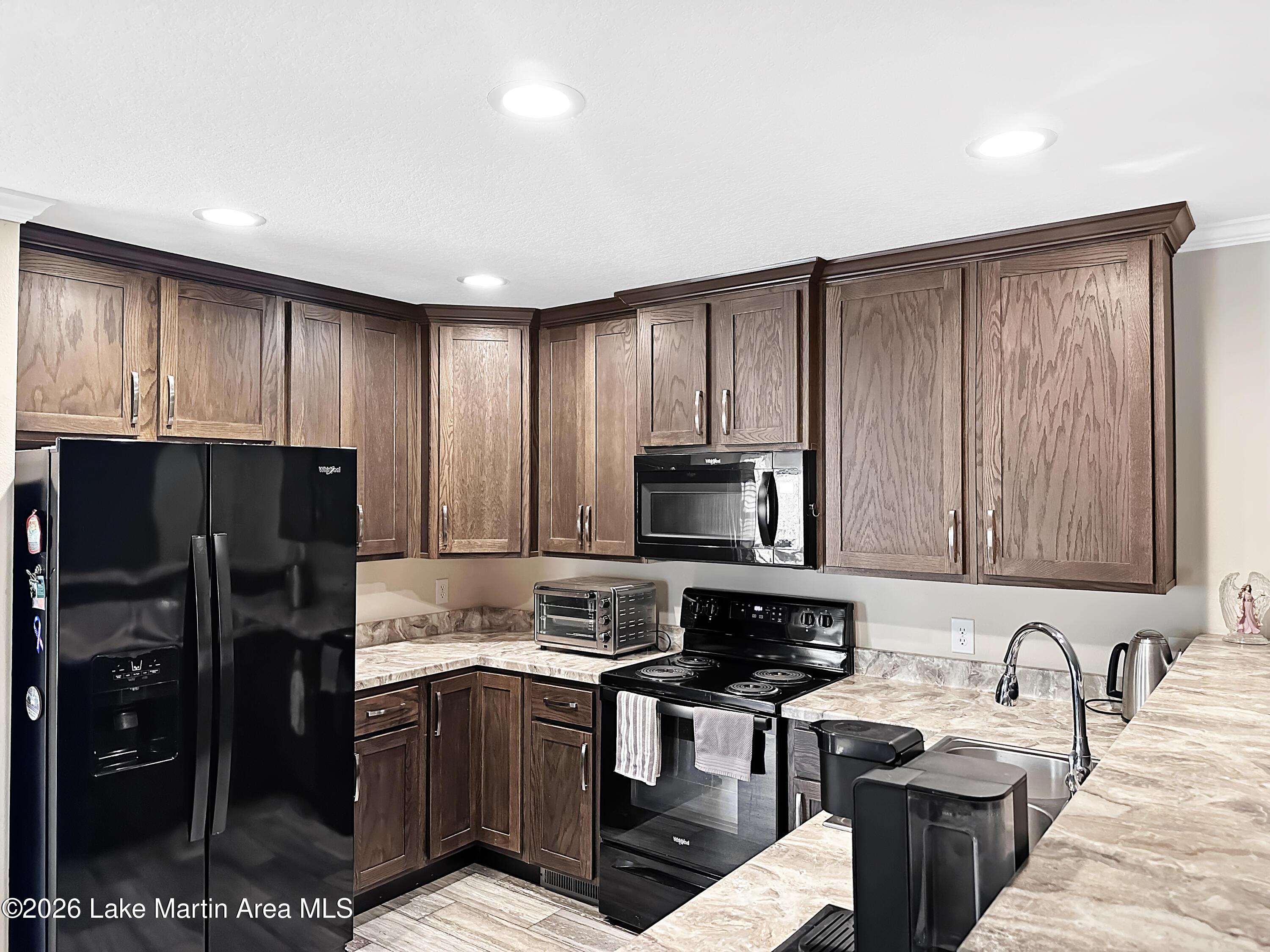 Image 4: Kitchen