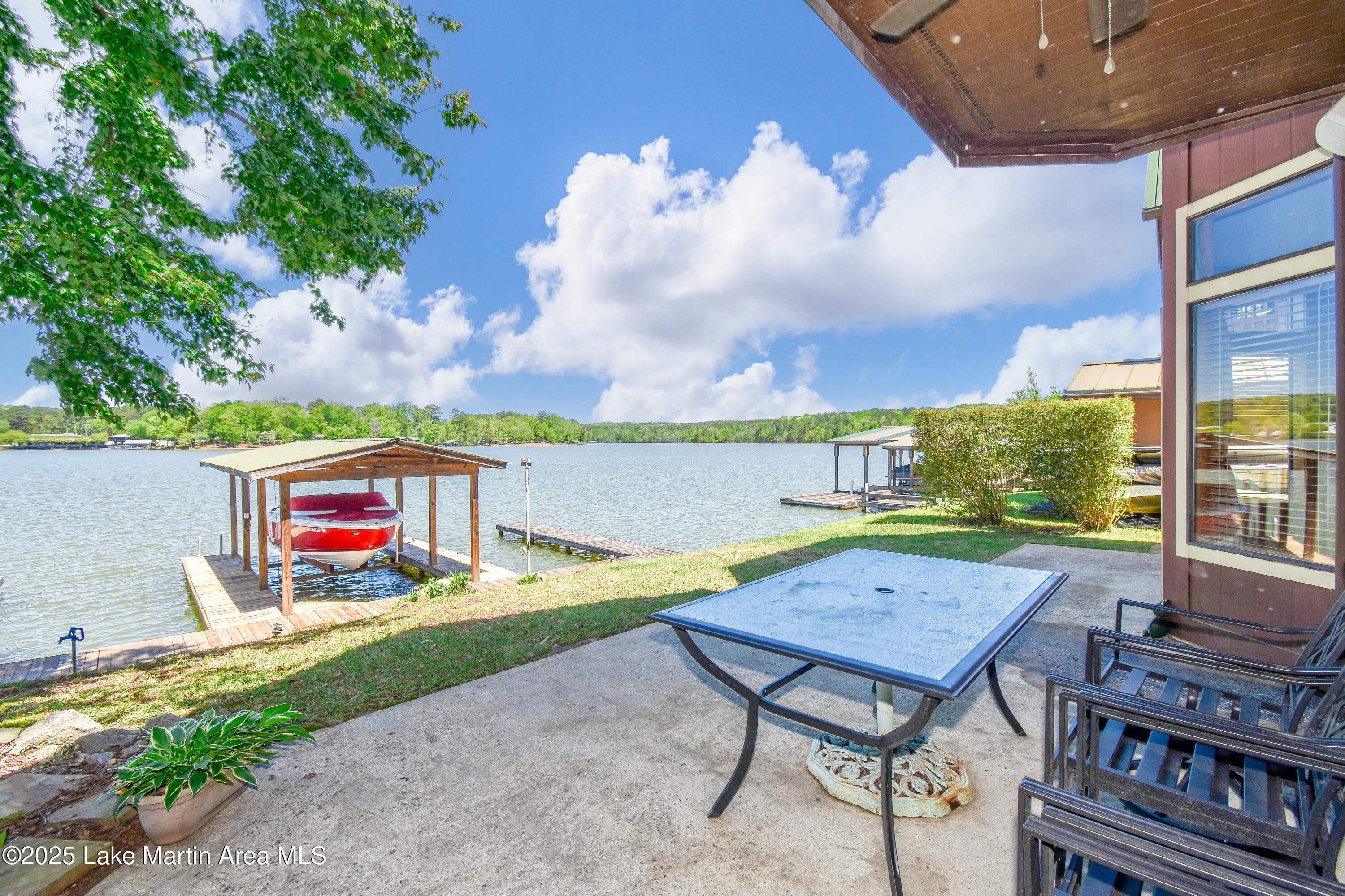 Image 3: Gorgeous lake views