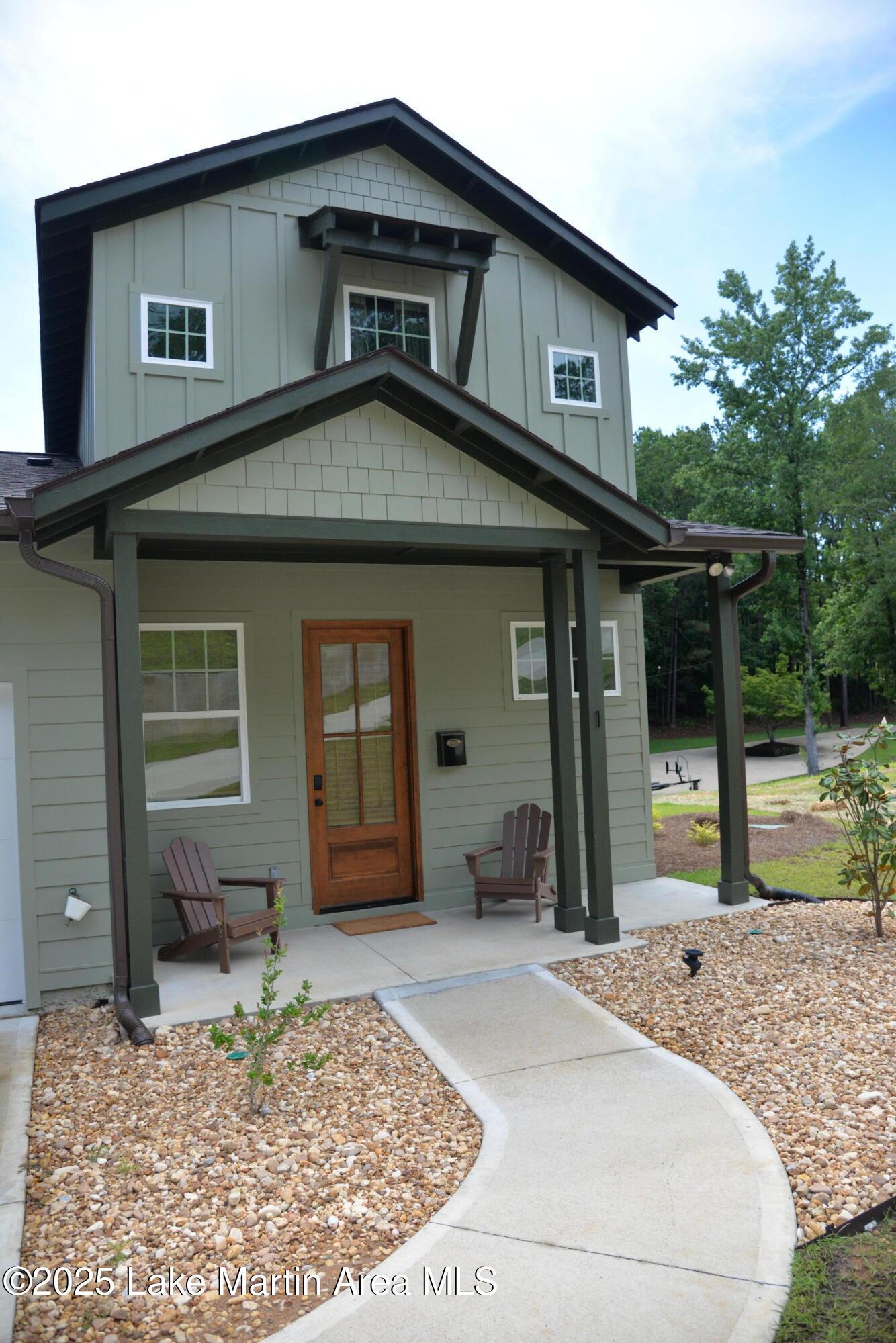 Image 2: Front of Villa