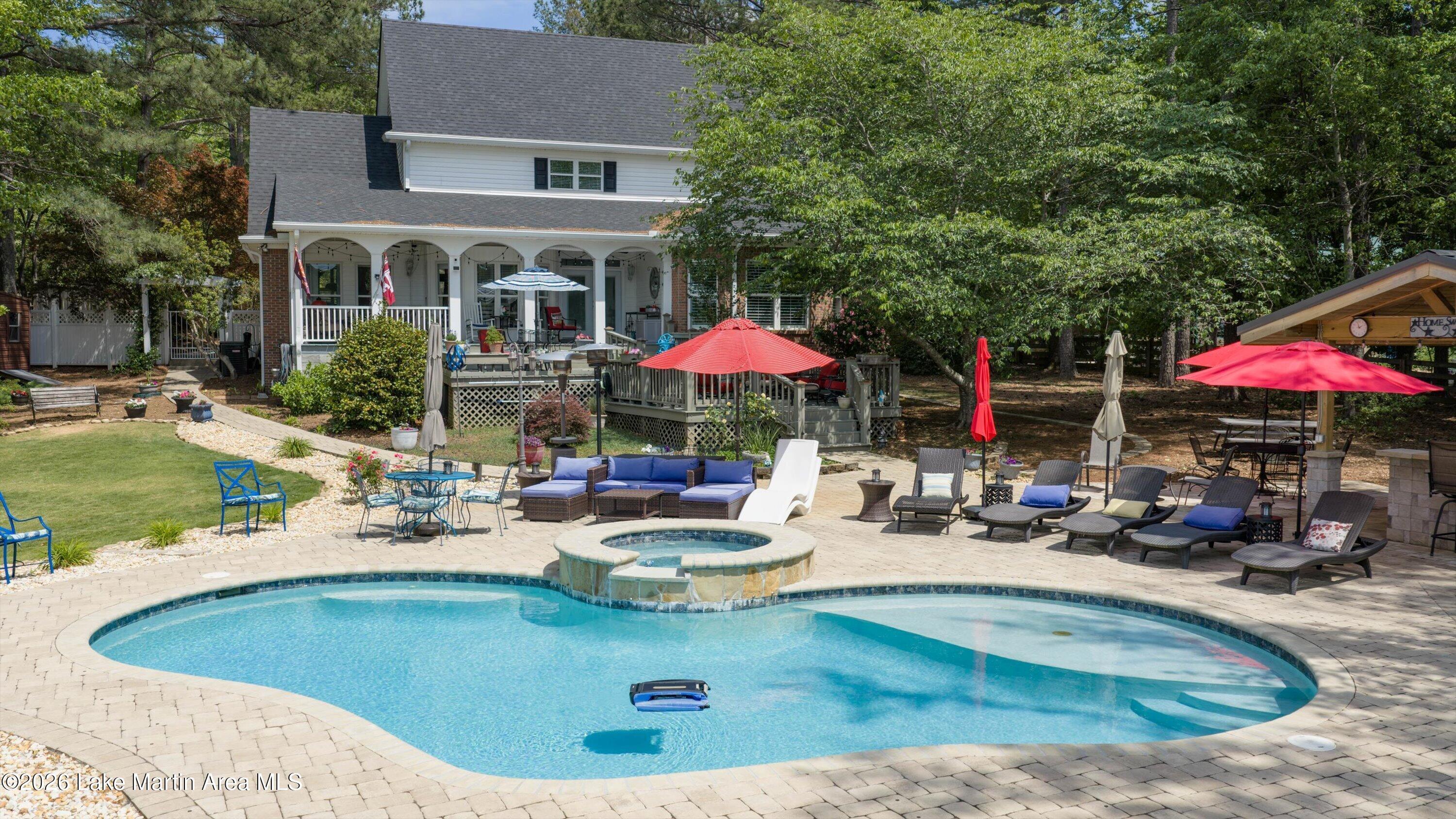 Image 4: Sparkling pool