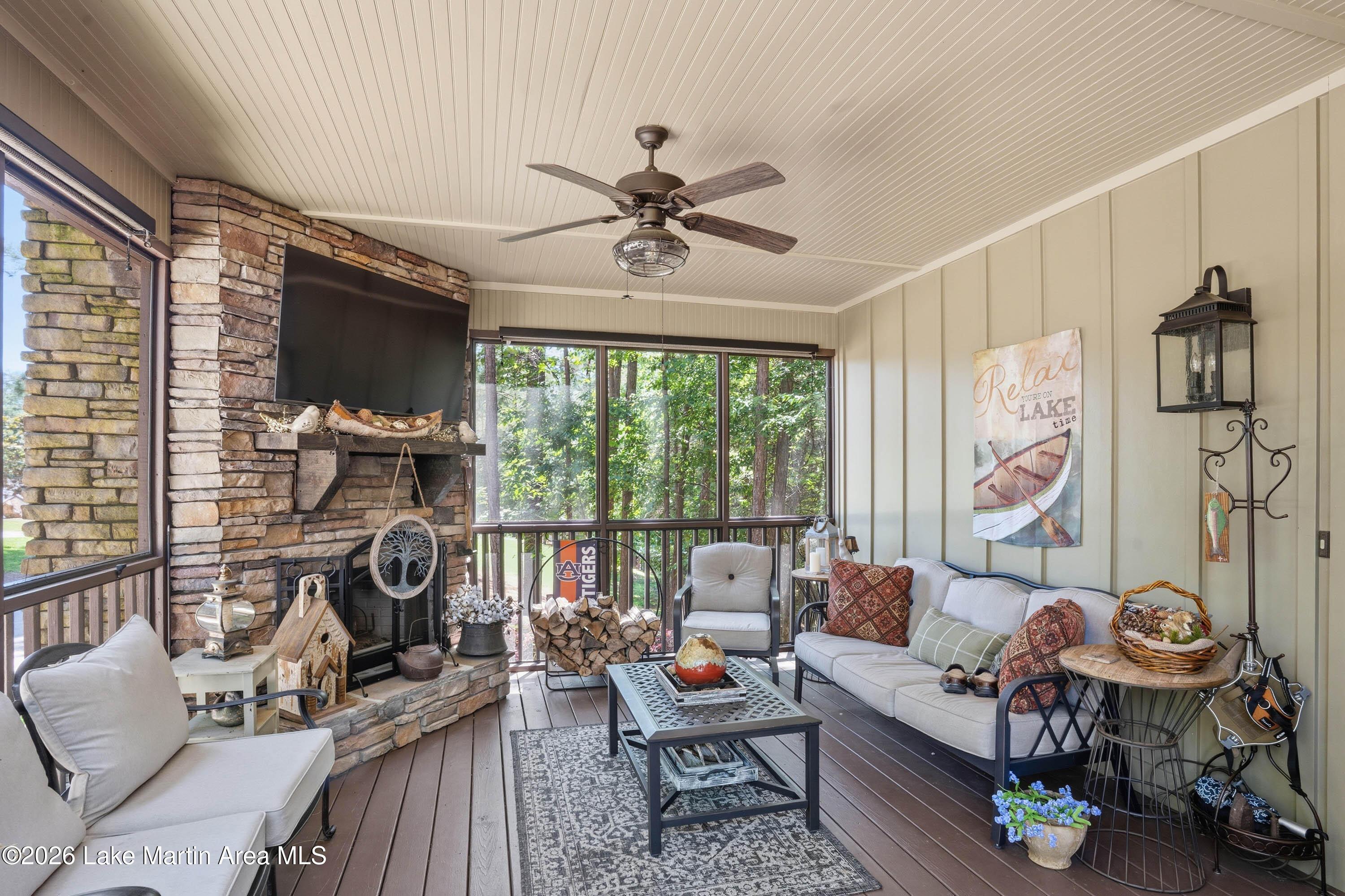Image 4: Screened porch