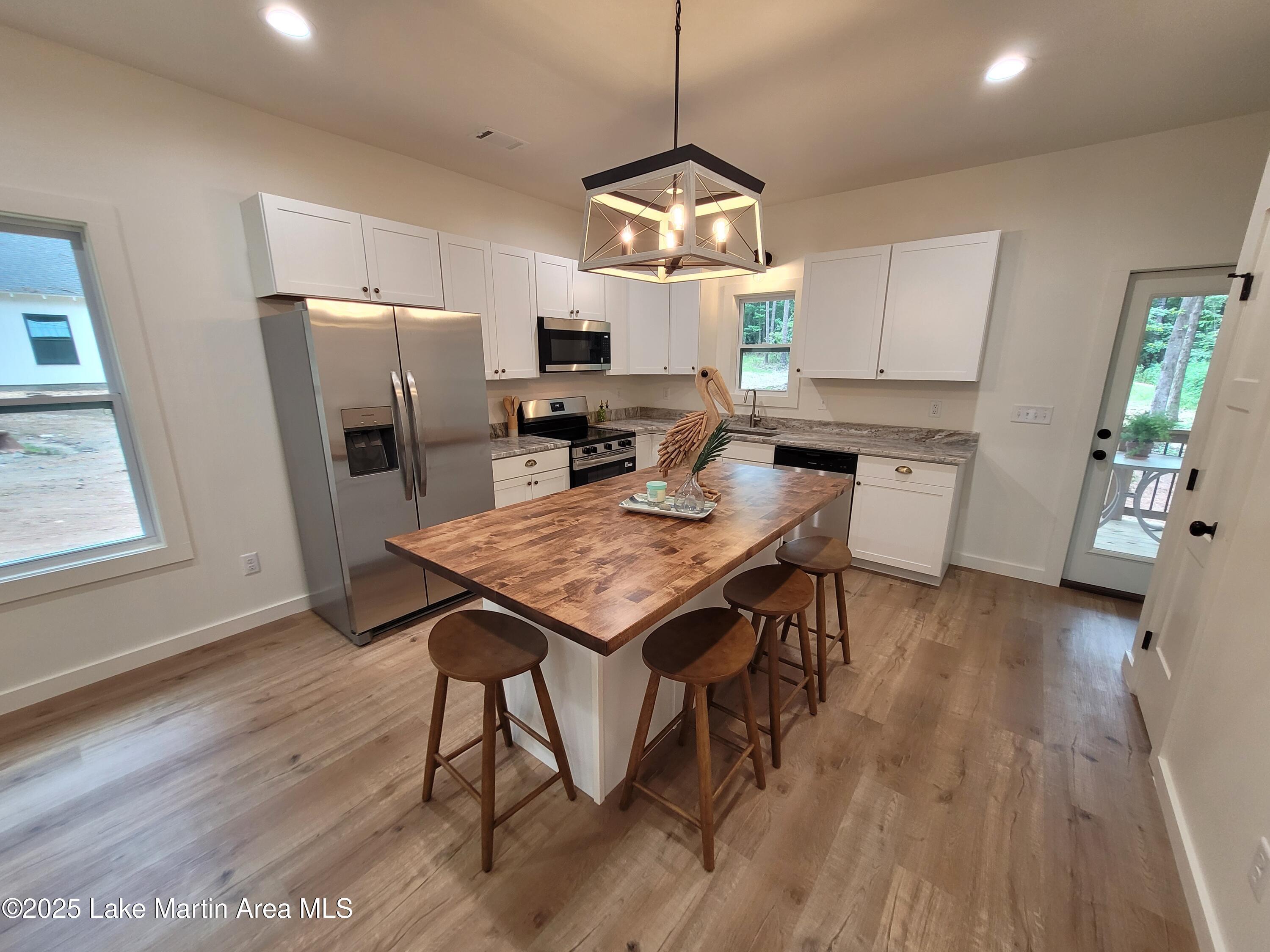 Image 4: Kitchen