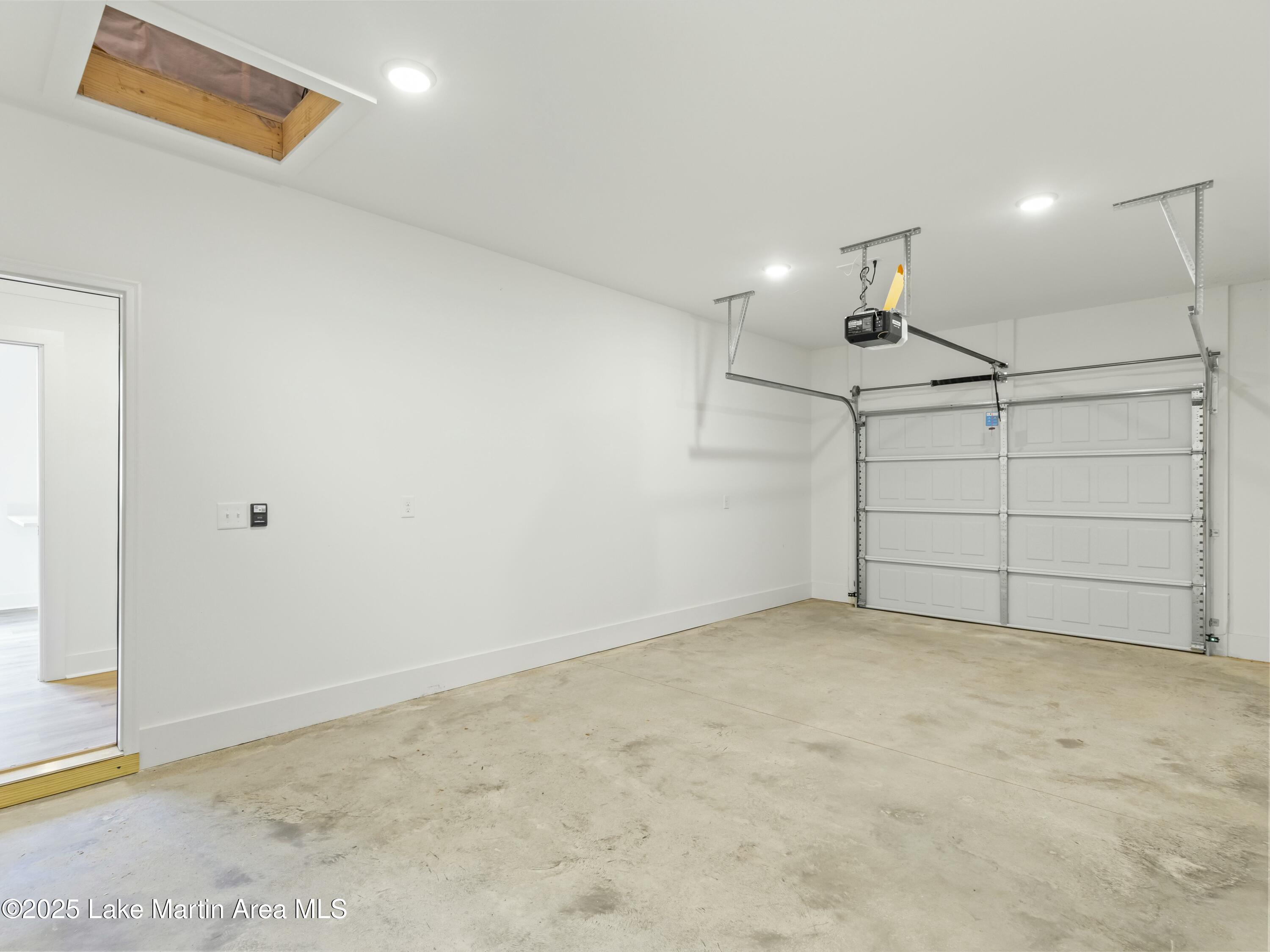 Image 3: Garage