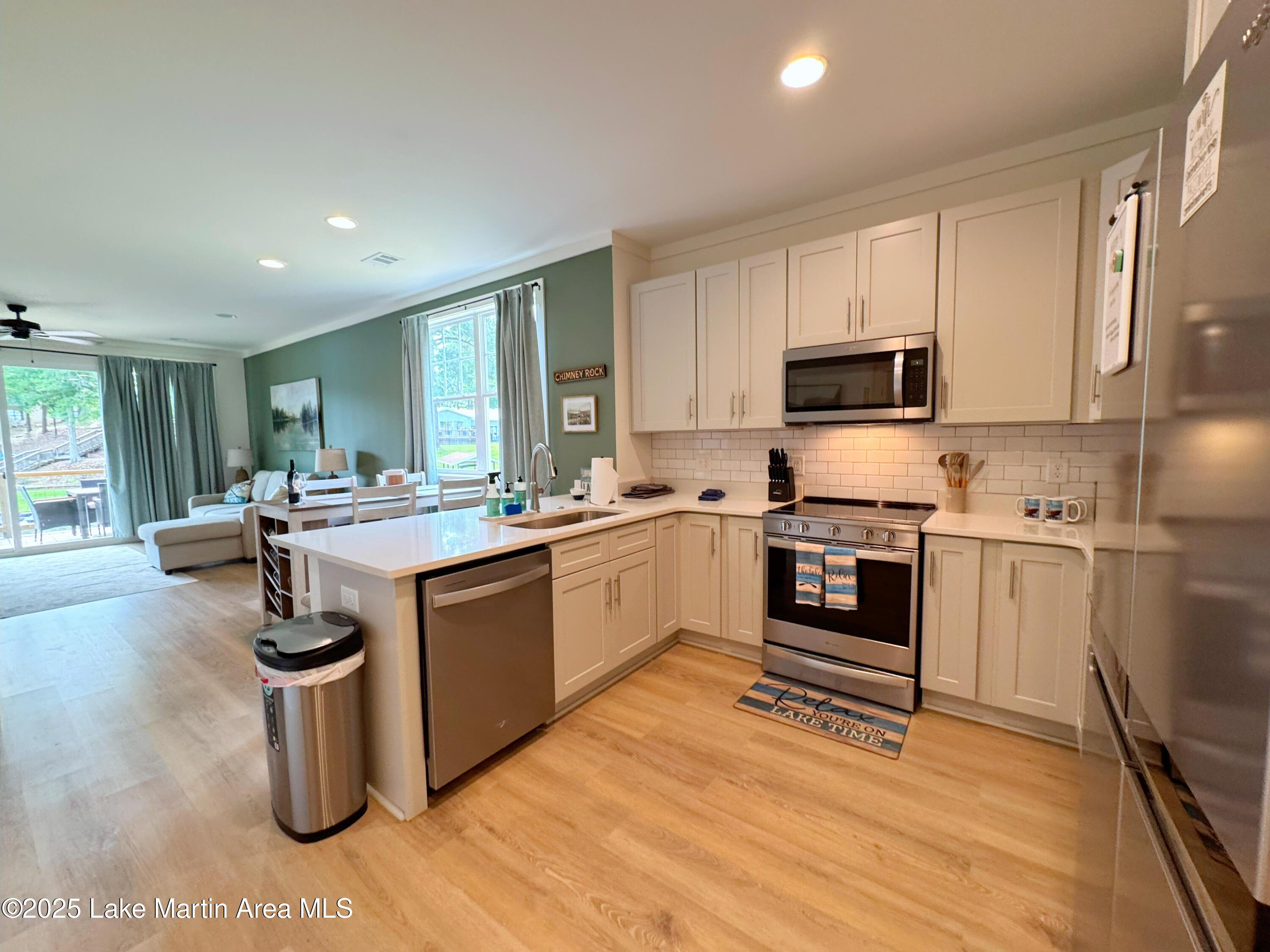Image 4: Kitchen