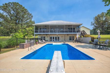 998 Lakeshore Dr