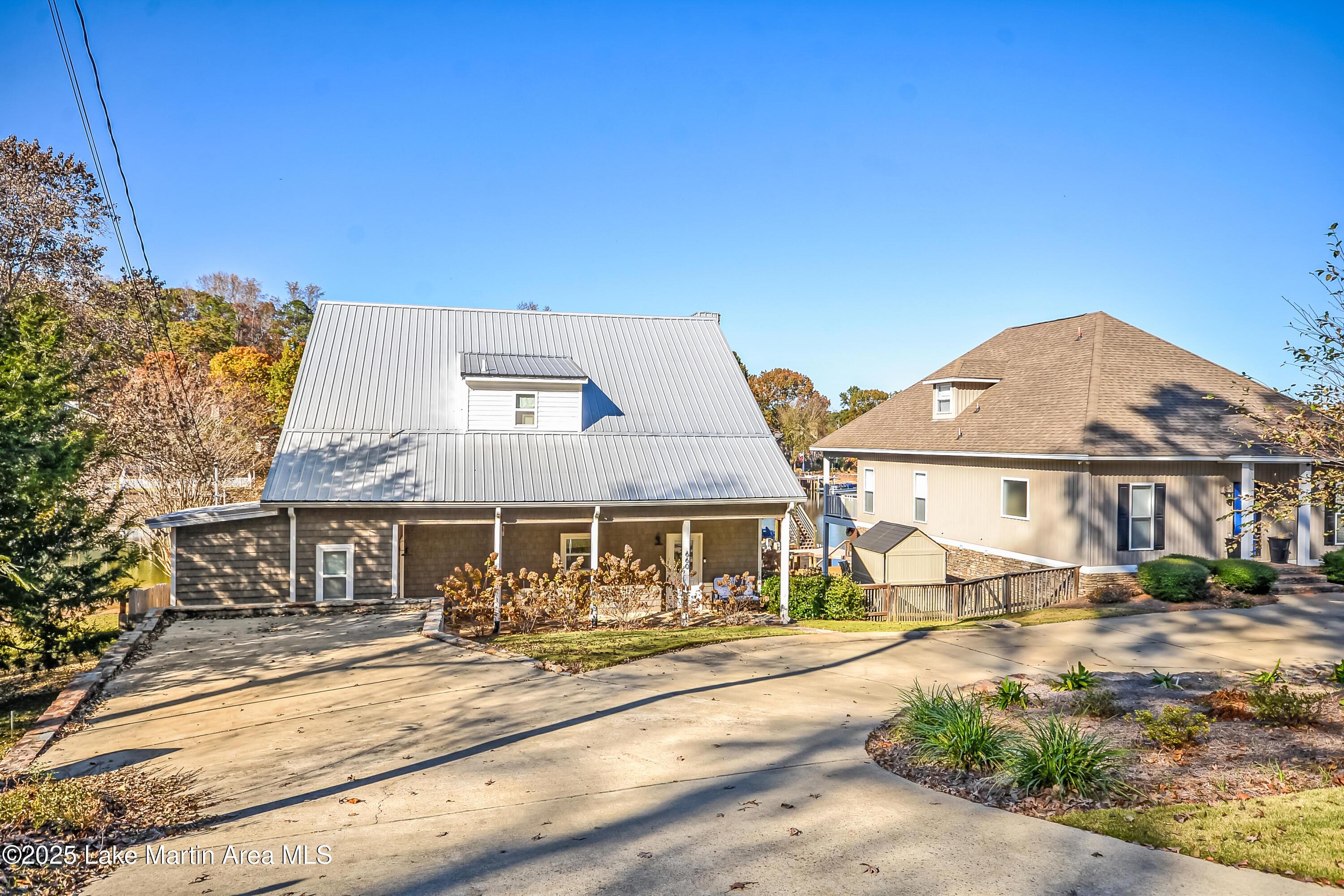 Image 2: 660CoveDr-002