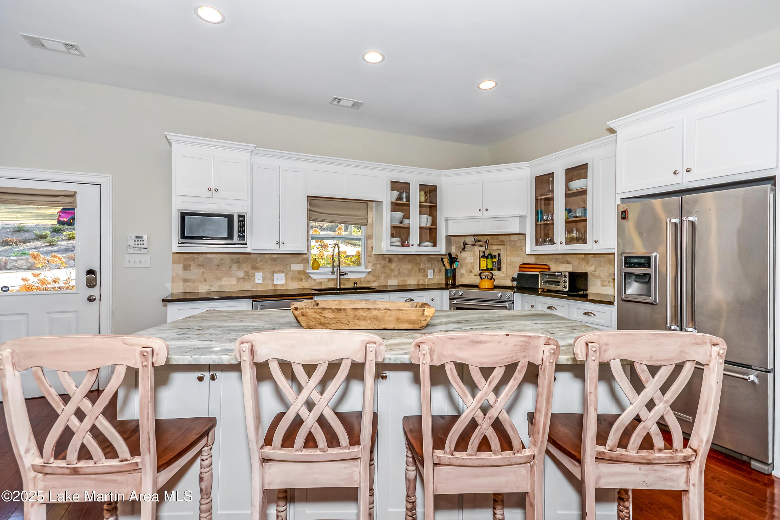 Image 3: 660CoveDr-009