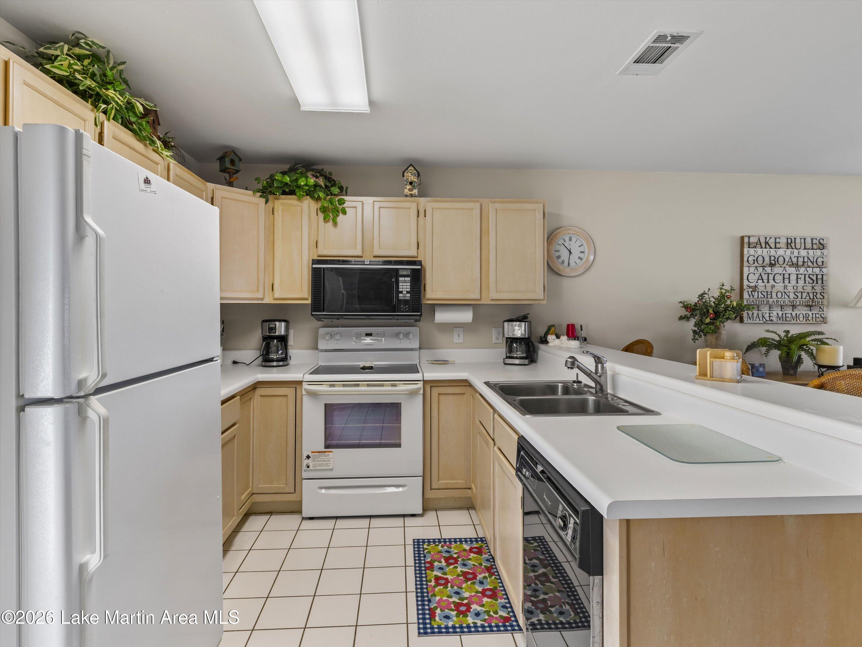 Image 4: Kitchen area