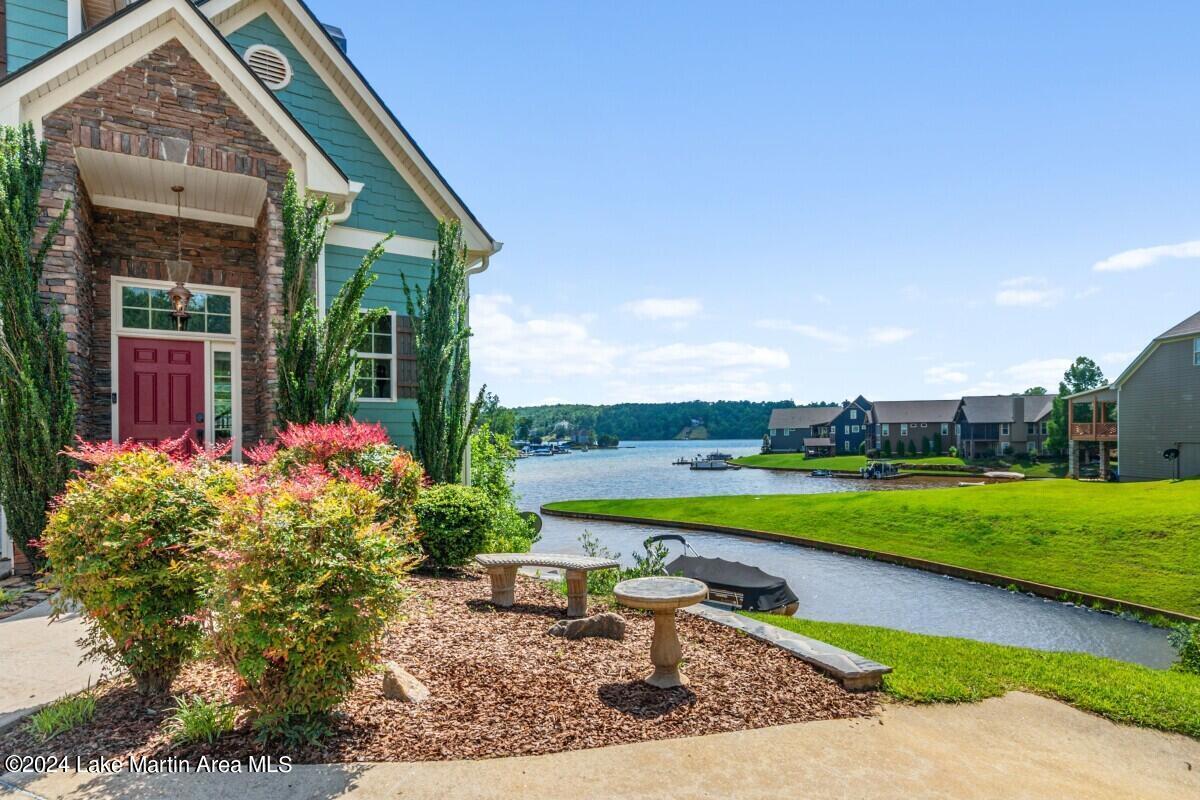 Image 1: Gorgeous Home