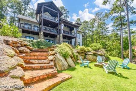 1329 North Ridge