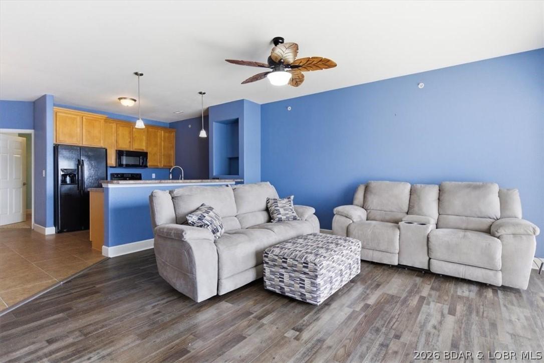 Image 4: Living Room