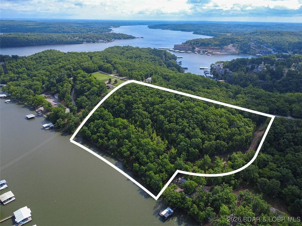 Image 4: 575ft of lakefront