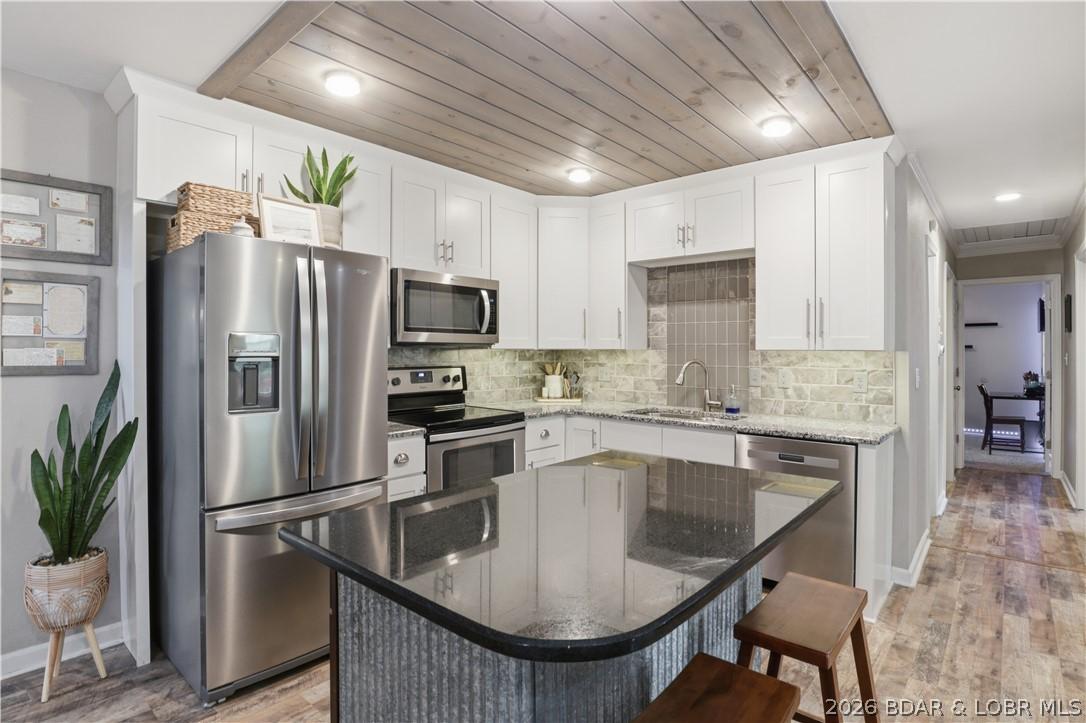Image 2: Beautiful remodeled kitchen