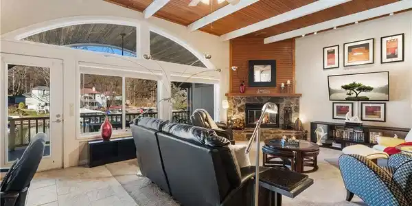 6620 Lakepointe Drive