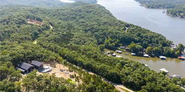 Image 4: This incredible property overlooks miles of Lake o