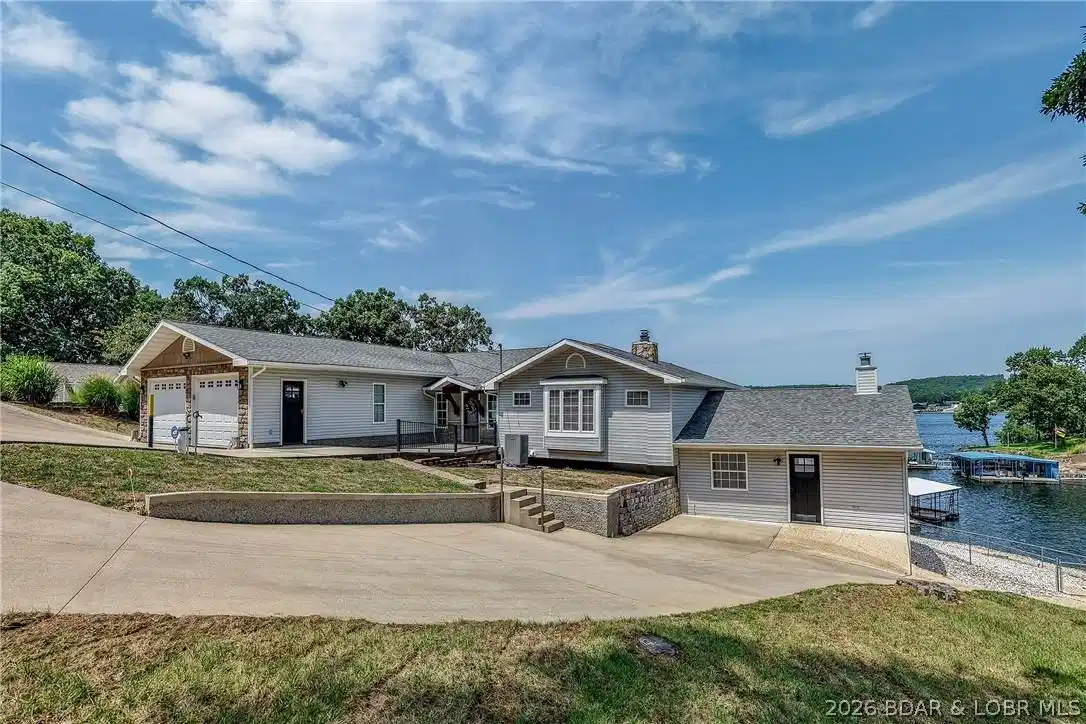 Image 1: Over 4500 s.f. With 180 feet lakefront sitting on