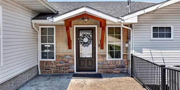 Image 2: Inviting entry - straight in - no steps!