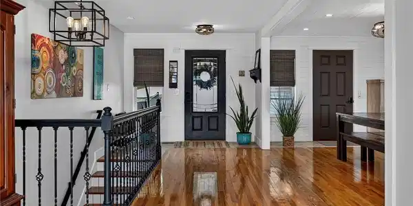 Image 4: Beautiful hardwood floors in entry, dining room an