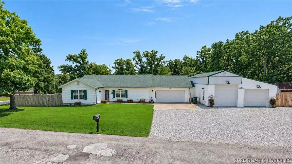 Image 1: Beautiful home on extremely large corner lot