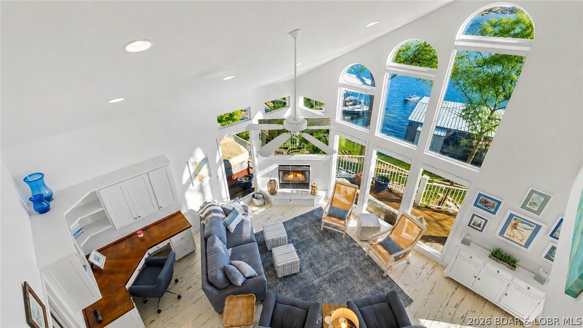 Image 2: Floor to Ceiling epic lake views!