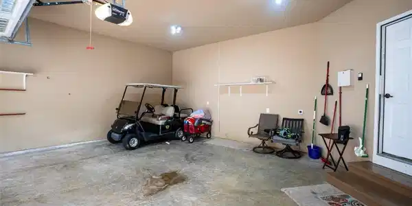 Image 3: Garage (2) Car
