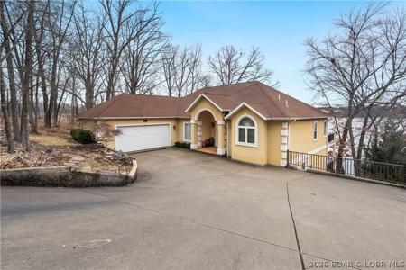 858 Via Del Lago Drive