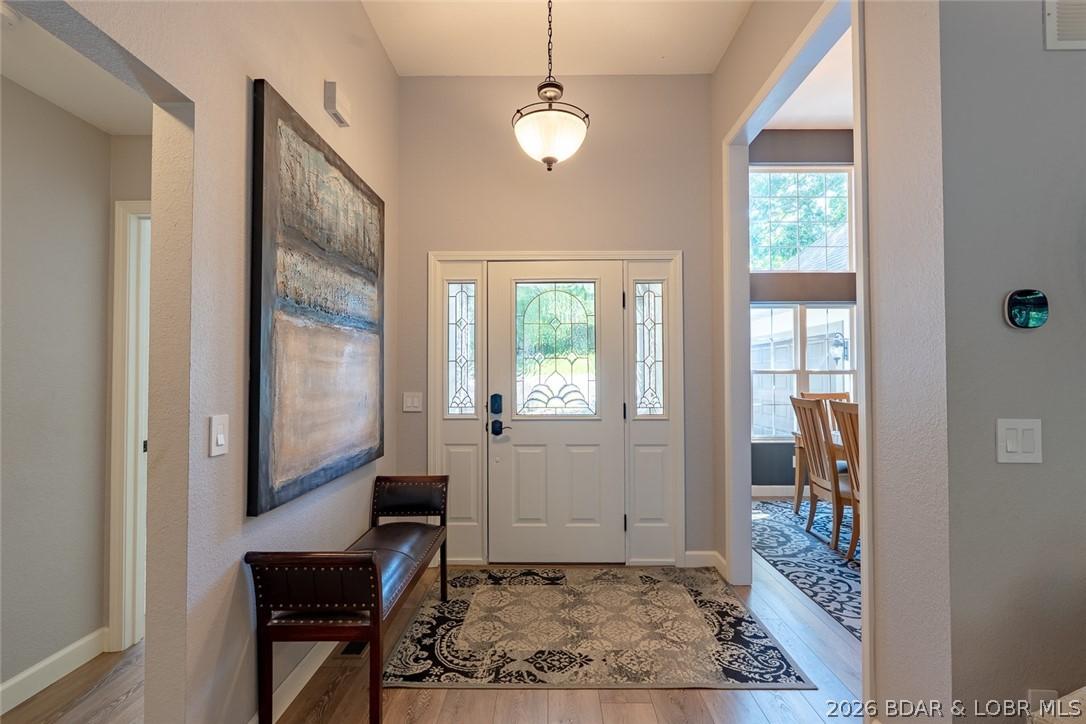 Image 3: Inviting entry w/new paint, flooring and lighting