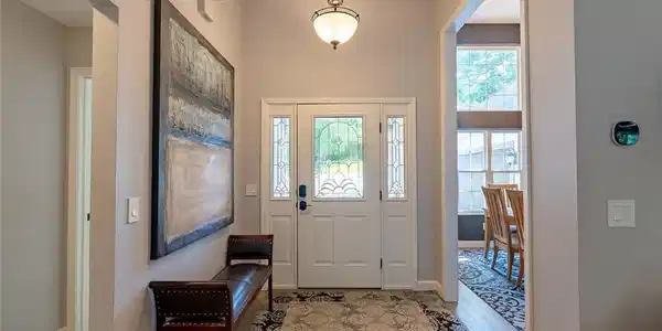 Image 3: Inviting entry w/new paint, flooring and lighting