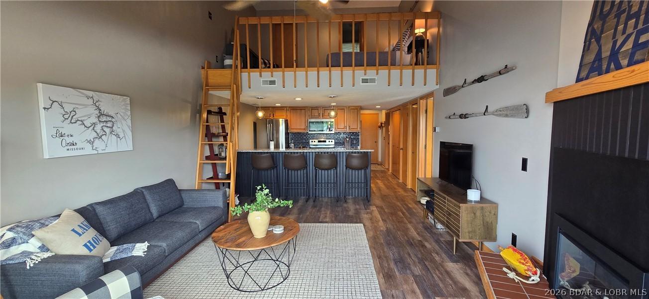 Image 2: Open Floor Plan!