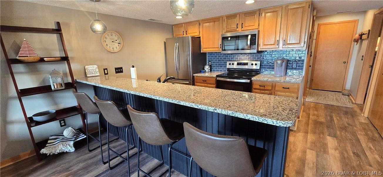 Image 3: Breakfast Bar Seating for at least 4!